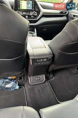 Внедорожник / Кроссовер Toyota Highlander 2021 в 