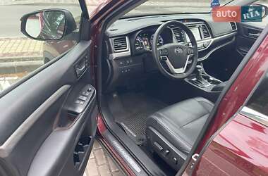 Внедорожник / Кроссовер Toyota Highlander 2017 в 