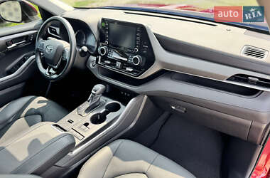 Внедорожник / Кроссовер Toyota Highlander 2020 в 