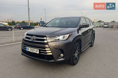 Внедорожник / Кроссовер Toyota Highlander 2017 в Киеве