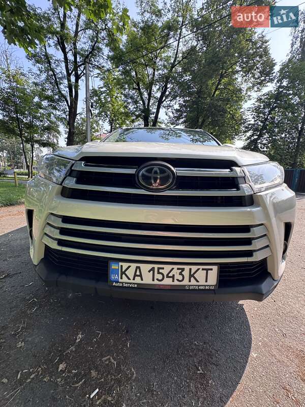 Позашляховик / Кросовер Toyota Highlander 2017 в Бучі
