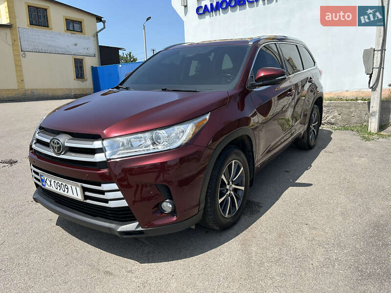 Позашляховик / Кросовер Toyota Highlander 2016 в 