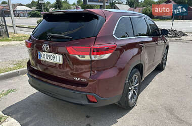 Позашляховик / Кросовер Toyota Highlander 2016 в 