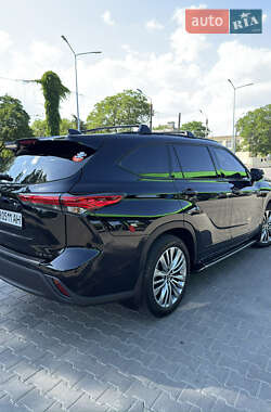 Позашляховик / Кросовер Toyota Highlander 2022 в 