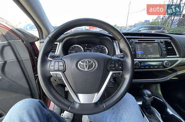 Внедорожник / Кроссовер Toyota Highlander 2018 в 