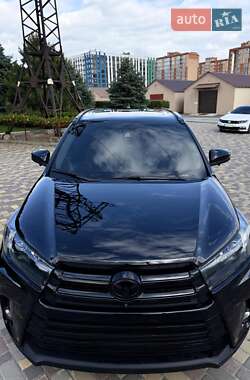 Внедорожник / Кроссовер Toyota Highlander 2018 в Днепре