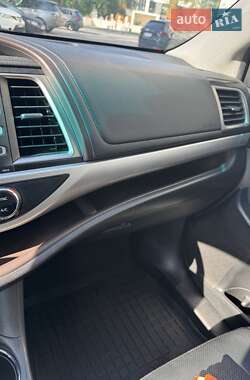 Внедорожник / Кроссовер Toyota Highlander 2017 в 