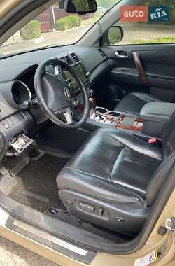 Внедорожник / Кроссовер Toyota Highlander 2012 в 