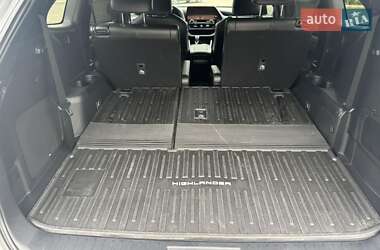 Позашляховик / Кросовер Toyota Highlander 2023 в 