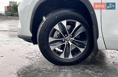 Позашляховик / Кросовер Toyota Highlander 2023 в 