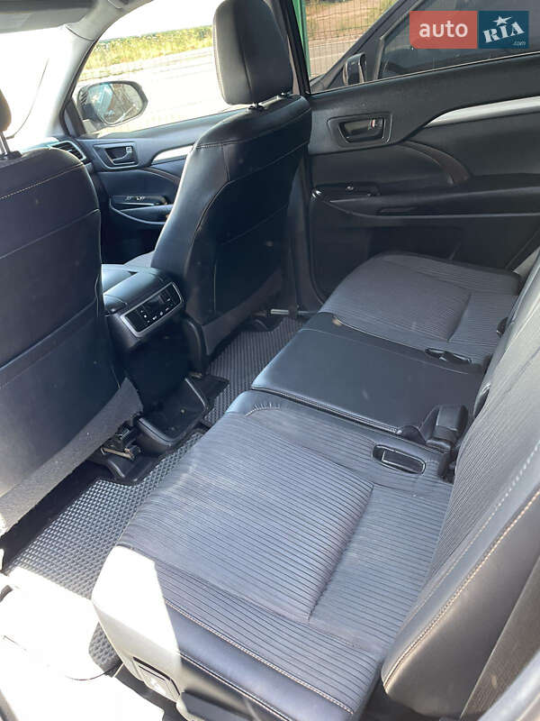Внедорожник / Кроссовер Toyota Highlander 2015 в Кривом Роге фото 16 Внедорожник / Кроссовер Toyota Highlander 2015 в Кривом Роге