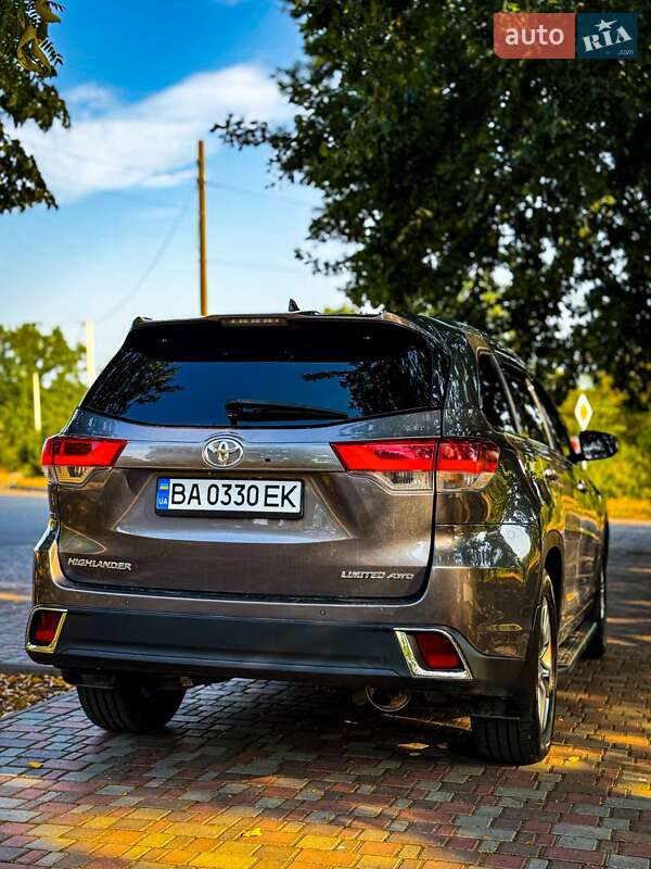 Внедорожник / Кроссовер Toyota Highlander 2017 в Кропивницком