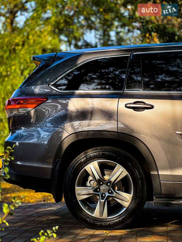 Внедорожник / Кроссовер Toyota Highlander 2017 в Кропивницком