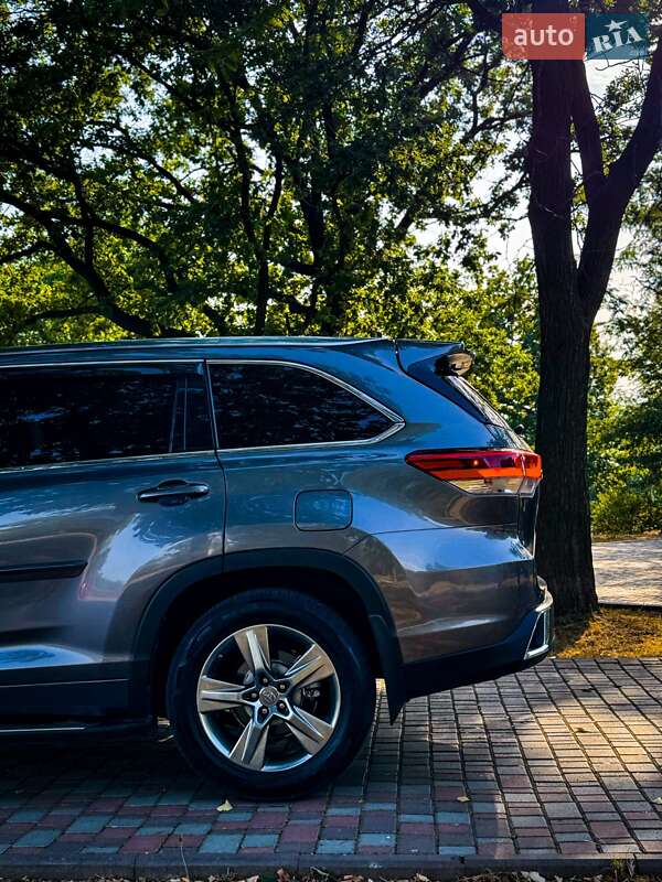 Внедорожник / Кроссовер Toyota Highlander 2017 в Кропивницком
