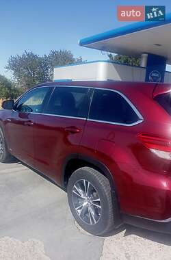 Внедорожник / Кроссовер Toyota Highlander 2018 в 