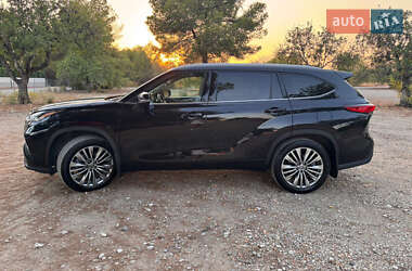 Внедорожник / Кроссовер Toyota Highlander 2022 в 