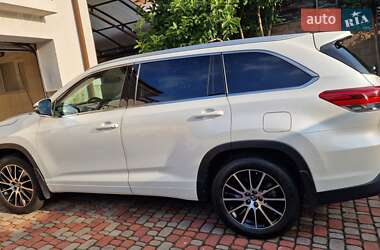 Внедорожник / Кроссовер Toyota Highlander 2018 в Ровно