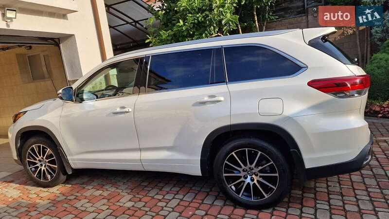 Внедорожник / Кроссовер Toyota Highlander 2018 в Ровно