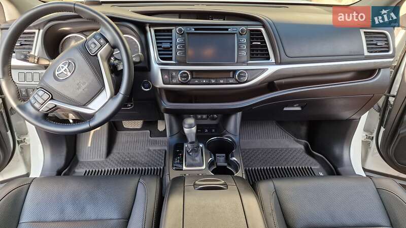 Внедорожник / Кроссовер Toyota Highlander 2018 в Ровно