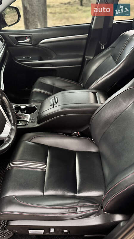 Внедорожник / Кроссовер Toyota Highlander 2019 в Кропивницком