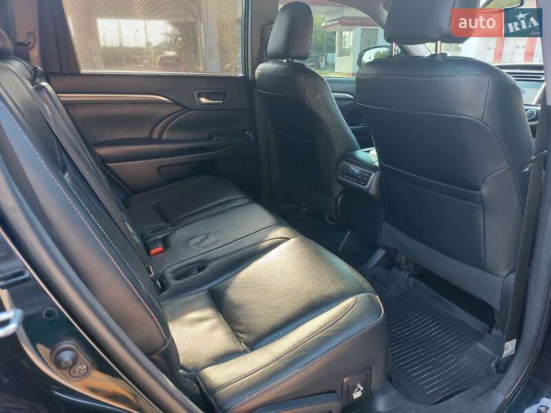 Внедорожник / Кроссовер Toyota Highlander 2017 в Днепре