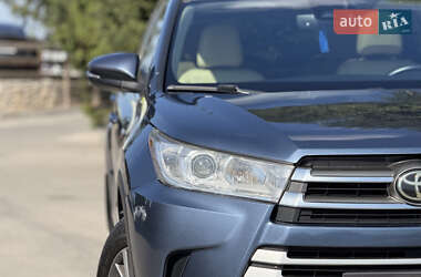 Внедорожник / Кроссовер Toyota Highlander 2017 в 