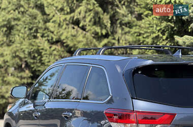 Внедорожник / Кроссовер Toyota Highlander 2017 в 