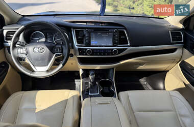 Внедорожник / Кроссовер Toyota Highlander 2017 в 