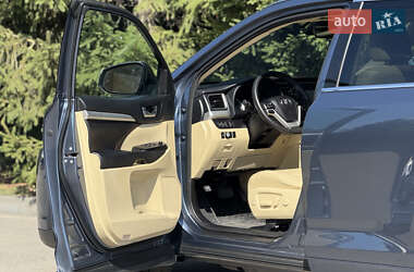 Внедорожник / Кроссовер Toyota Highlander 2017 в 