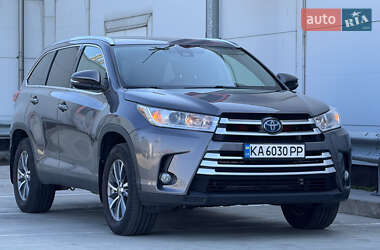 Внедорожник / Кроссовер Toyota Highlander 2018 в 