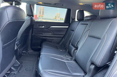 Внедорожник / Кроссовер Toyota Highlander 2018 в 