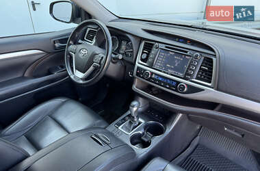 Внедорожник / Кроссовер Toyota Highlander 2018 в 