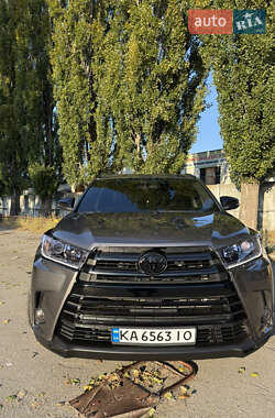 Внедорожник / Кроссовер Toyota Highlander 2017 в Киеве