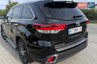 Внедорожник / Кроссовер Toyota Highlander 2017 в 