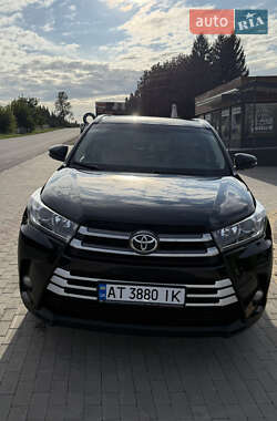 Внедорожник / Кроссовер Toyota Highlander 2017 в 