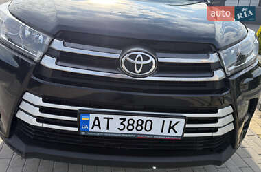 Внедорожник / Кроссовер Toyota Highlander 2017 в 