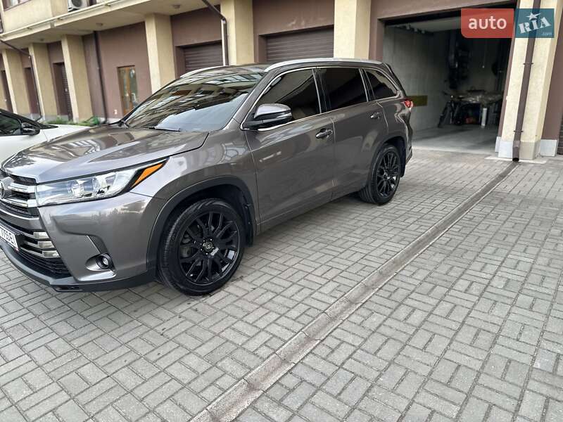 Внедорожник / Кроссовер Toyota Highlander 2018 в Запорожье