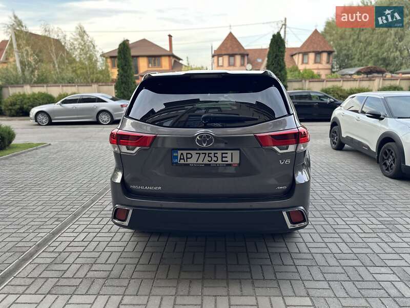 Внедорожник / Кроссовер Toyota Highlander 2018 в Запорожье