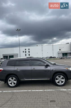 Позашляховик / Кросовер Toyota Highlander 2013 в 