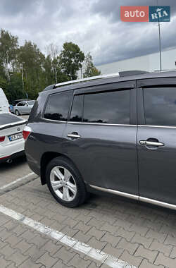 Позашляховик / Кросовер Toyota Highlander 2013 в 