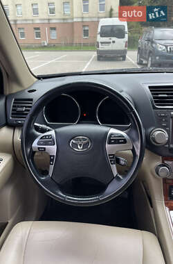 Позашляховик / Кросовер Toyota Highlander 2013 в 