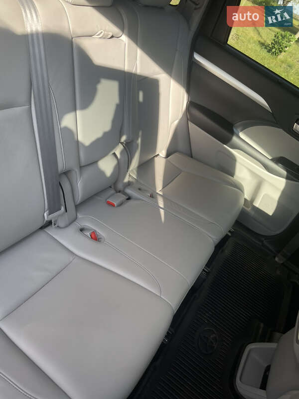 Внедорожник / Кроссовер Toyota Highlander 2017 в Чугуеве