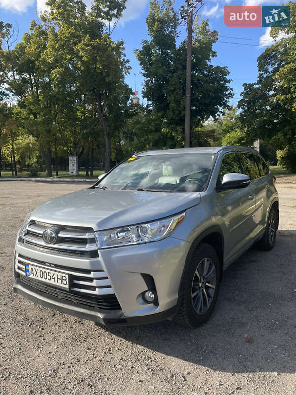 Внедорожник / Кроссовер Toyota Highlander 2017 в Чугуеве