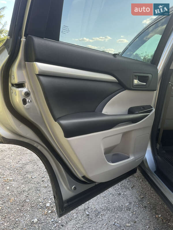 Внедорожник / Кроссовер Toyota Highlander 2017 в Чугуеве