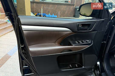 Внедорожник / Кроссовер Toyota Highlander 2014 в 