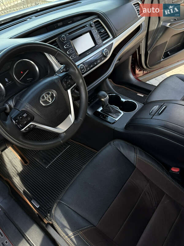 Внедорожник / Кроссовер Toyota Highlander 2015 в Харькове