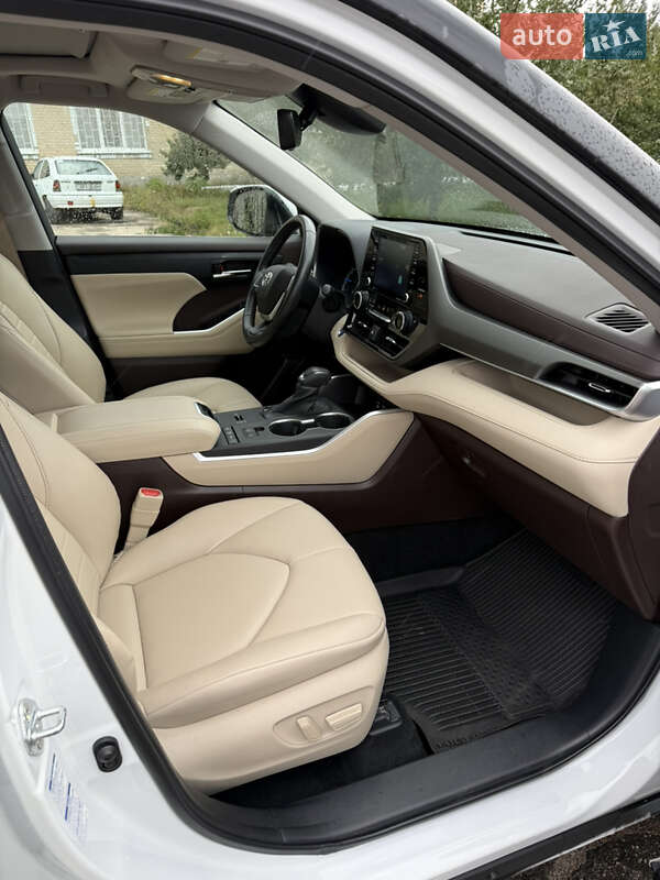 Позашляховик / Кросовер Toyota Highlander 2022 в Фастові