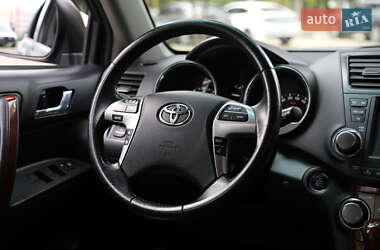 Внедорожник / Кроссовер Toyota Highlander 2012 в 