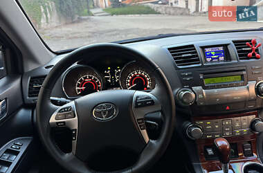 Внедорожник / Кроссовер Toyota Highlander 2013 в 