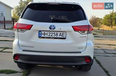 Позашляховик / Кросовер Toyota Highlander 2019 в  фото 7 Позашляховик / Кросовер Toyota Highlander 2019 в